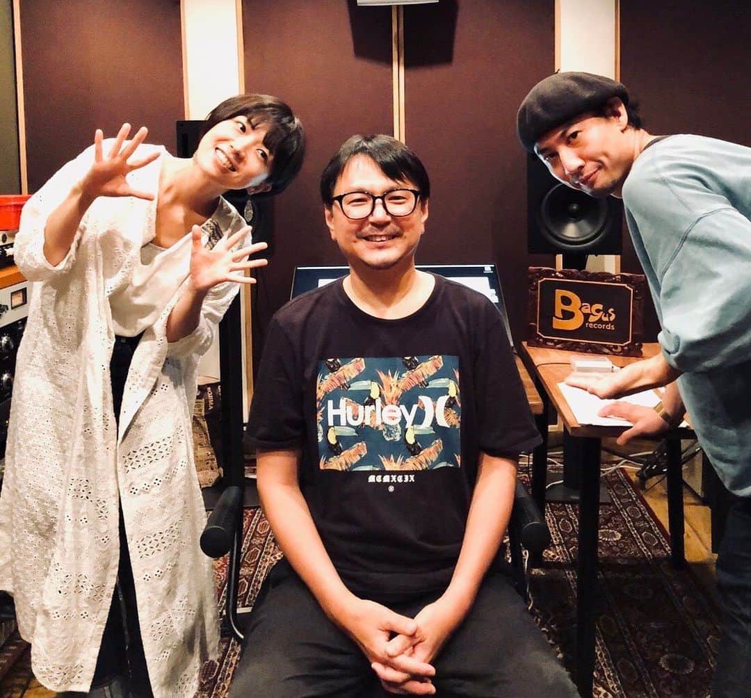 熊木杏里のインスタグラム：「album「人と時」が 歌録り、mixを終え ここに。  レコーディングエンジニア。 朗らかなムードで進行してくれた 岡本さん。 全曲プロデュース。 温かい音作りで共に制作をしてくれたベーシスト森田くん。  感謝をここに。 「人と時」 １０月３０日 水曜日。発売です。 待っていてくださいね。」