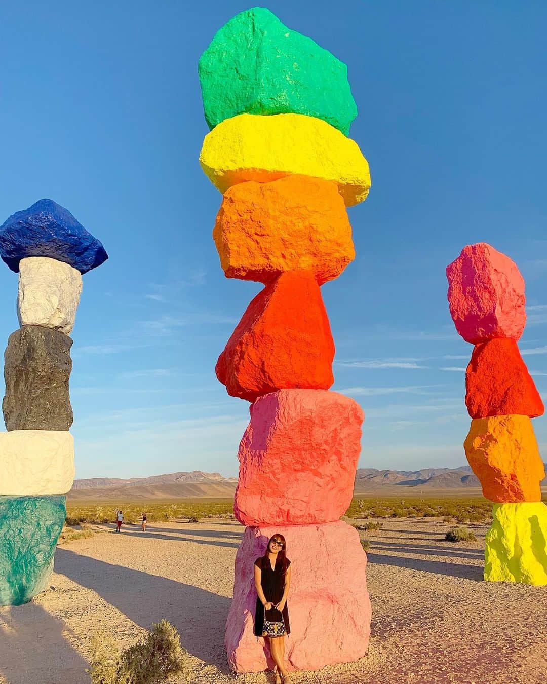 北村彩乃のインスタグラム：「We got to see this neon rocks in the middle of Nevada desert 🌵🏜🐪 It was 110℉ and super hot but was worth it🔥 . ネオン色のカラフルな石が立ってる所に行ったよ〜🌈 砂漠の真ん中にぽつんとある石。笑 なかなかシュール👏 . #sevenmagicmountains #7magicmountains #Nevada #las Vegas #セブンマジックマウンテン #アメリカ旅行 #アメリカ生活 #ラスベガス #ラスベガス旅行 #ラスベガス生活 #タビジョ #たびじょ #旅行好きな人と繋がりたい #旅行好き女子 #カラフル #観光スポット」