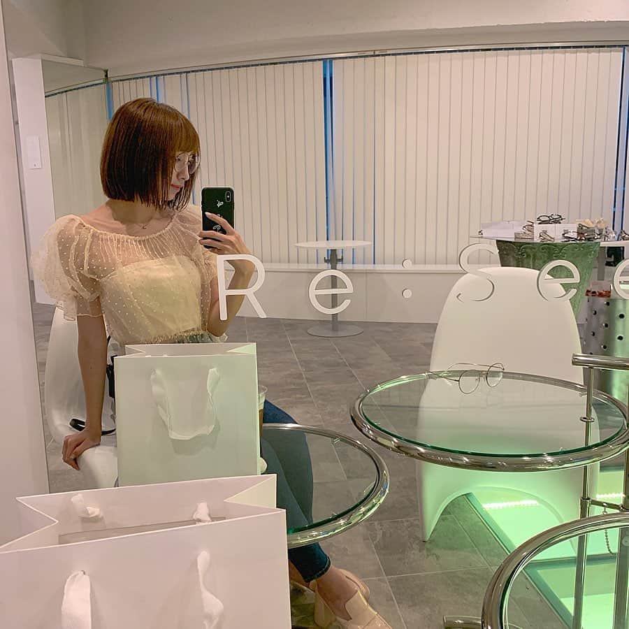 のインスタグラム：「ずっとちゃんとしためがねが欲しくて ゲットしたファーストめがね👓 . . 竹下通り入る前にあるビルの中の Re:see(@resee.official )さん❤︎ . . 色んな方にスタイリングをされてる 森一生(@issei_glassesfitter )さんに 合う形を選んでいただきました！ . . 反射しない綺麗なレンズと 軽くて頑丈なフレーム、 ぇみはちょっとオーバーで細いフレームお気に入り❤︎ . . #glasses #めがね女子 #眼鏡女子 #原宿 #resee」