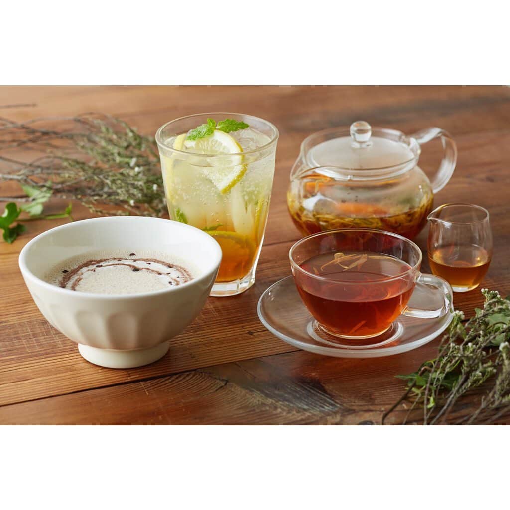 Afternoon Teaさんのインスタグラム写真 - (Afternoon TeaInstagram)「. ＼いよいよ明日から！秋限定フードメニューご紹介／ アフタヌーンティー・ティールームでは、8/29～秋の味覚を楽しめるプレートや人気のパスタが登場します！ . -------------------------------------------------- #スモーキーエッグとベーコンのグリルドサンド （写真1枚目） -------------------------------------------------- マッシュルームチーズソースとスモーキーな香りの卵、ベーコン、ほうれん草、レッドキャベツのマリネを全粒粉ブレッドでサンドし、カリッと焼き上げました。11/13までの期間限定。 . -------------------------------------------------- #ハッシュドビーフと根菜のパイグラタン （写真2枚目） -------------------------------------------------- デミグラスソースと相性のよいゴボウとレンコンを入れたハッシュドビーフに、かぼちゃ入りチーズマッシュポテト、バターライスを重ねて焼き上げました。サクサクのミルフィーユパイを崩し入れながらお召し上がりください。11/13までの期間限定。 . -------------------------------------------------- #スモークベーコンとごろごろ野菜のトマトクリームパスタ （写真3枚目） -------------------------------------------------- アップルウッドで燻製したベーコン、舞茸、レンコン、サツマイモなどを炒め、コクのあるオーガニックトマトのクリームソースとクルミで香ばしく仕上げました。9/30までの期間限定。 . このほか、お茶のアレンジを楽しむCrafty（#クラフティ）にも新メニューが登場！ （写真4枚目左から） -------------------------------------------------- #ほうじ茶ミルクショコラ #ラフランスティーとレモンのティーソーダ #ルイボスアールグレイとオレンジのハーブティー -------------------------------------------------- . ※展開期間・店舗はメニューにより異なります。 ※数量限定メニューはなくなり次第終了となります。 ※プライスは、店舗により異なります。店頭のメニューブックでご確認ください。 ※写真はイメージです。実際にご提供する際のお皿等は異なります。 . #アフタヌーンティーティールーム #アフタヌーンティー #AfternoonTeaTEAROOM #AfternoonTea #サンドイッチ #ハッシュドビーフ #グラタン #パスタ #ほうじ茶 #紅茶 #ハーブティー #秋 #ティータイム #ランチ #ディナー #カフェ #カフェ巡り #期間限定 #数量限定 #cafe #tea #teatime #autumn」8月28日 16時23分 - afternoontea_official