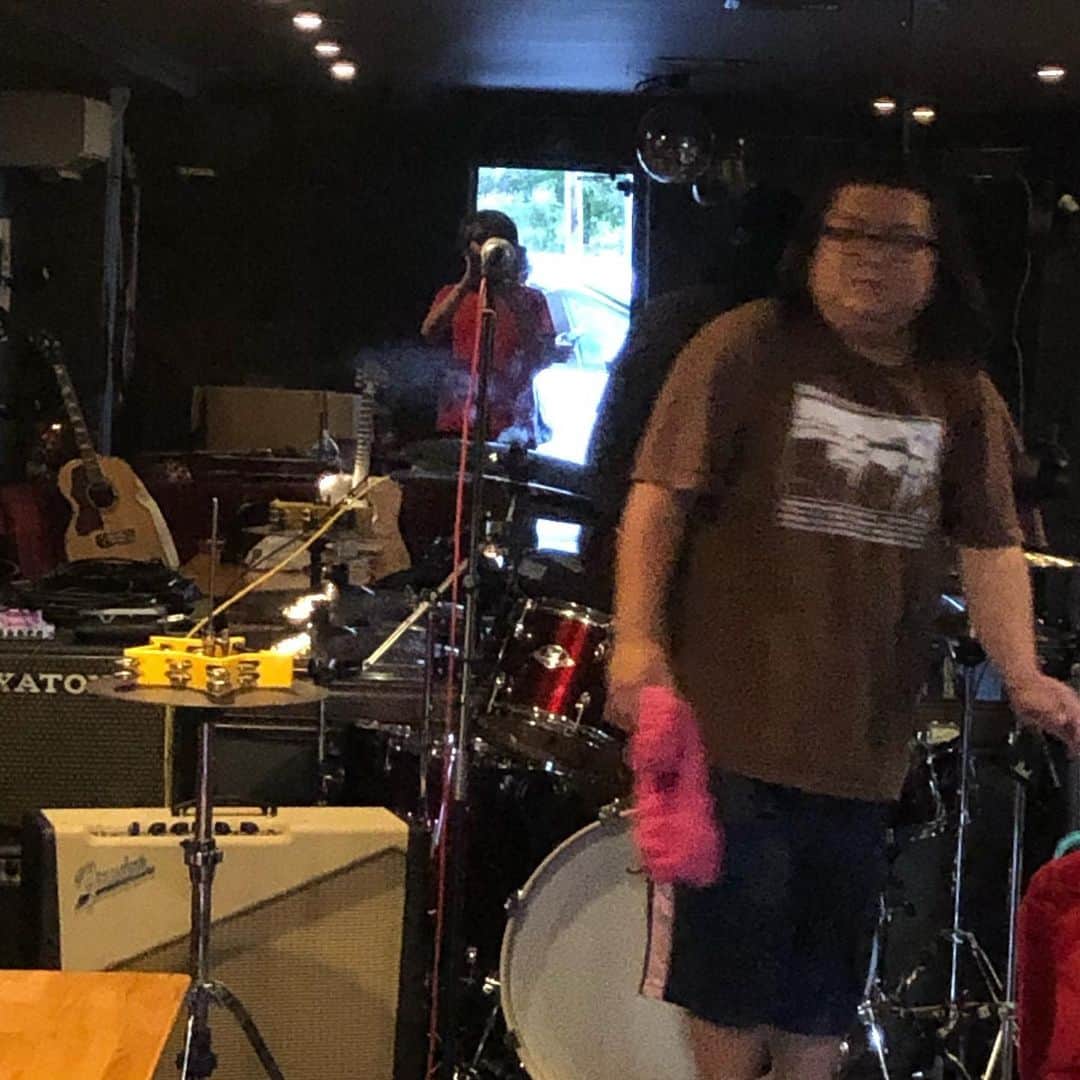 山川のりをのインスタグラム：「今夜は羽幌ライブスナックオヤジーズにてギターパンダライブです。19時30分/20時、2500円D付き。共演はオヤジーズ、クマザワトオル、セーターズ 。お近くの方々会いにきてアイニージュー！guitarpanda.net」
