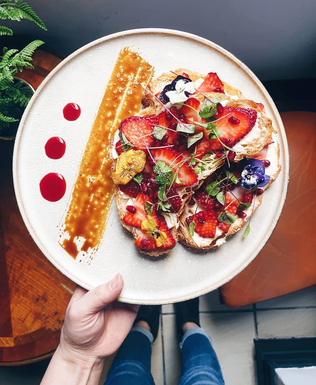 Erinaさんのインスタグラム写真 - (ErinaInstagram)「. . 🥐 La vitta Bella 🍓. 🍃 The special of the week. 🥚 Eggs benedict 🥐. . It such a cute place and cozy 😍😊. .」8月28日 16時33分 - eliseaki