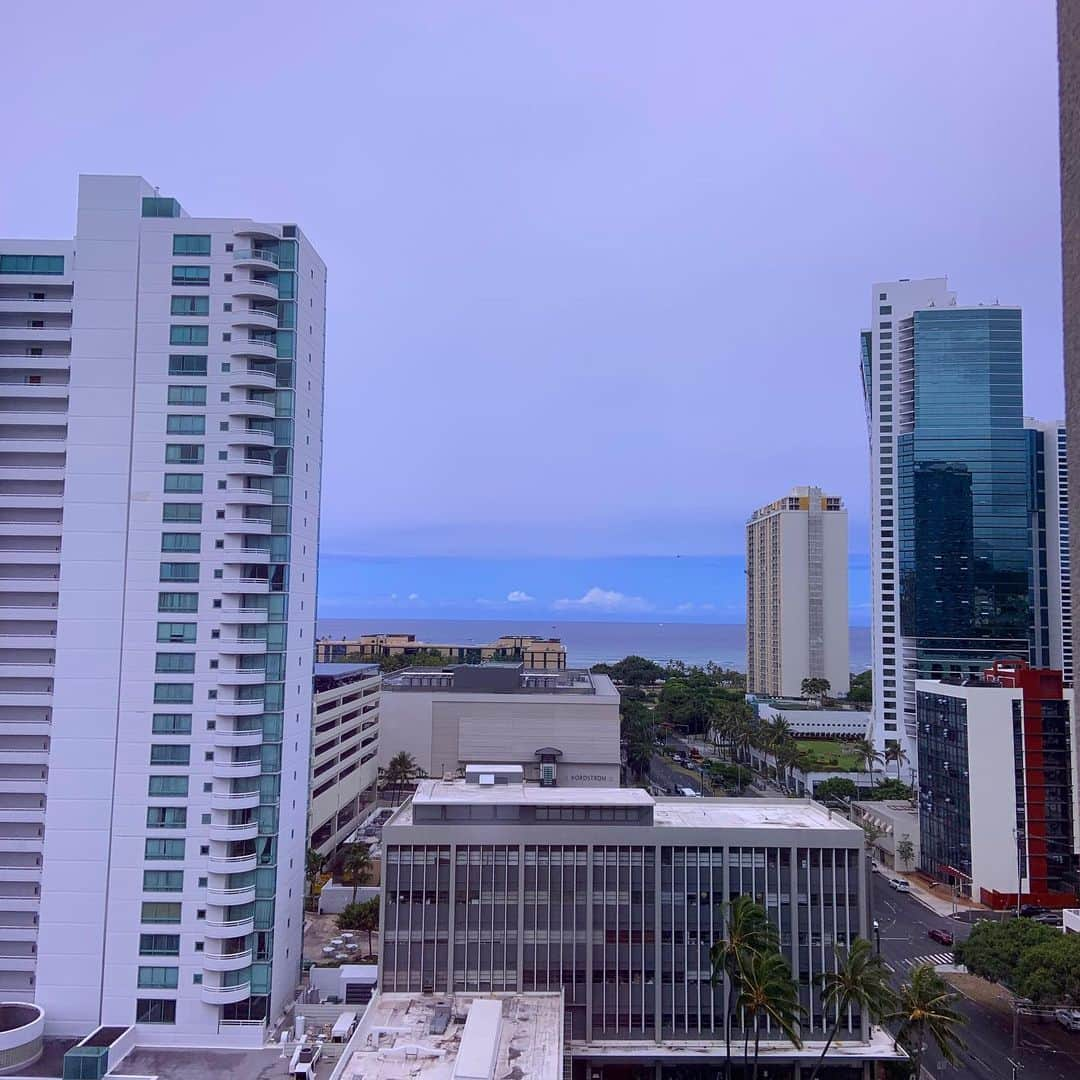 Aloha Street アロハストリートさんのインスタグラム写真 - (Aloha Street アロハストリートInstagram)「今日のハワイの空。 ・ アラモアナ上空に雲でできた白い天井……その向こう側に、青空と海。初めて見る不思議な景色😳（エリカ） ・ #ハワイ#アラモアナ#hawaii#alamoana #アロハストリート#alohastreet」8月28日 16時29分 - alohastreetcom_hawaii