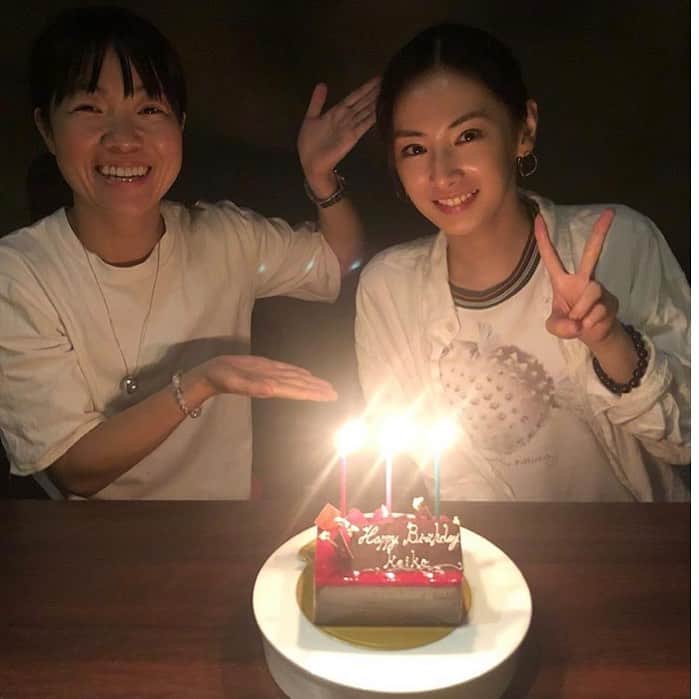 北川景子　ファンアカウントのインスタグラム：「笑顔が可愛すぎる😍 惚れてまうやろー笑﻿ ﻿ ずっとお互いの誕生日祝える関係性ってめっちゃ素敵やなって思うな！﻿ 2人にはこれからもずっと仲良しでいてほしいな😆﻿ ﻿ また共演してくれないかな😗﻿ ﻿ ﻿ #北川景子#イモトアヤコ#happy birthday﻿ #景子ちゃん好きな人と繋がりたい」