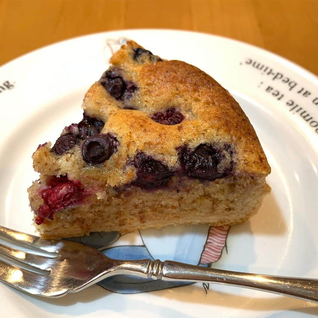 野間美由紀のインスタグラム：「緑友食堂のベリーのタルト。お砂糖を使わずに米飴などの甘みで焼いてるそうです。アーモンドプードルの香ばしさとベリーの酸味が美味しい！」