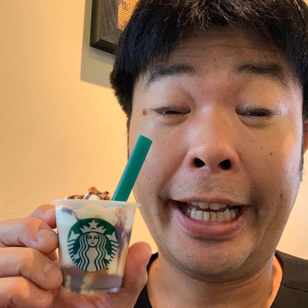 西川晃啓のインスタグラム：「気絶雨の休日  スタバでのんびり気絶 #あるある探検隊#レギュラー#気絶#気絶の日々#ギャグ#休日#スタバ#ネットサーフィン#買い物#雨#行くとこなし#のんびり#たまには」