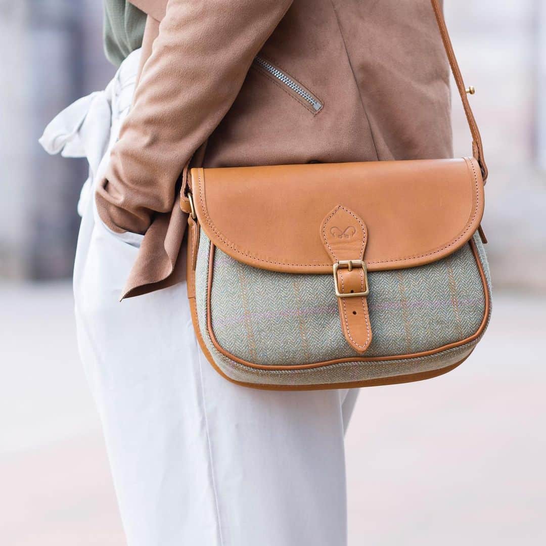 ジョンチャップマンのインスタグラム：「Our Tweed Crossbody Saddle Bag, a timeless #classic with a Heritage twist #handcrafted #madeinengland #styleinspo #womenstyle #tweed」
