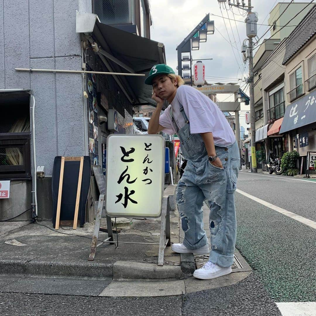 RUDE-αさんのインスタグラム写真 - (RUDE-αInstagram)「下北沢のオススメに「とん水」という老舗のとんかつ屋さんがあるのだけど、2年前くらいに閉店して悲しい気持ちになってたら、1か月たった頃に店主のおじちゃんが「店を畳むと暇」だということに気づき、前の店から20mくらいのとこに1か月というスパンで復活した伝説の店。  #気づいてすぐ行動に移す素晴らしさ#おしゃれに撮るのも加工するのも昔みたいに元気よくできなくなったのでオススメのとんかつ屋の看板で撮る男 #とん水 #オーバーオールはLee」8月28日 16時40分 - 5leep3alker