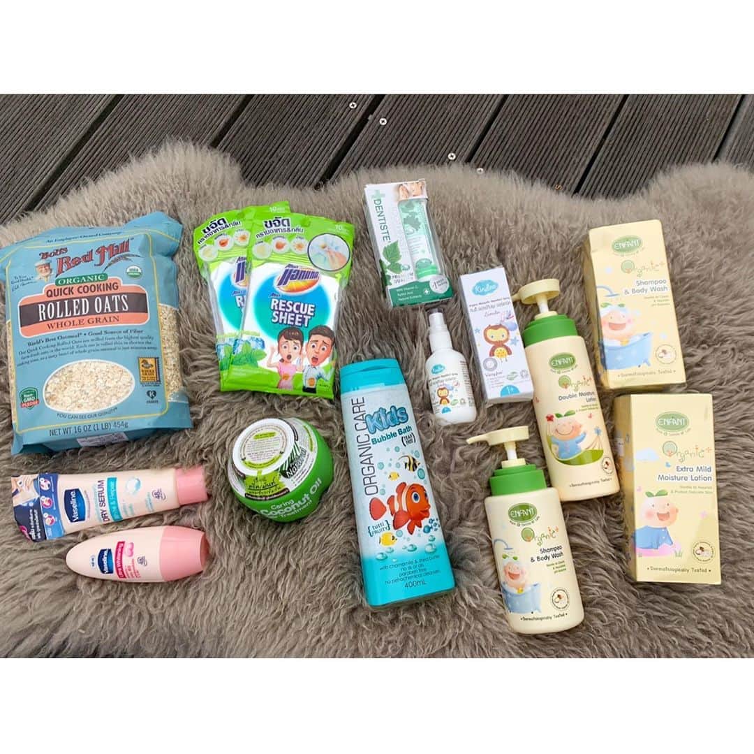 RIEHATAさんのインスタグラム写真 - (RIEHATAInstagram)「《VILLA MARKET》🇹🇭 ThaiのWhole foodsのようなオーガニック寄りの綺麗なスーパー🛒🧼 (だいたいタイのおすすめスポットは現地に住んでるお姉ちゃん夫婦が教えてくれます✨) 2枚目に買ったものシリーズ載せました〜🌞😬 ほぼ子供のものだけど🐤 このシャンプーのシリーズは匂いがとても良くて(自然だけどしっかり香る🥥)、肌が敏感な次男にも良かったです👌 あとは、虫除けスプレーとか、子供の泡風呂(オーガニックのものって珍しい)入浴剤とか！ made in タイの謎のトリートメントも、試しに使ってみる！w🌿🥥(とりあえず安い✨)」8月28日 16時51分 - riehata