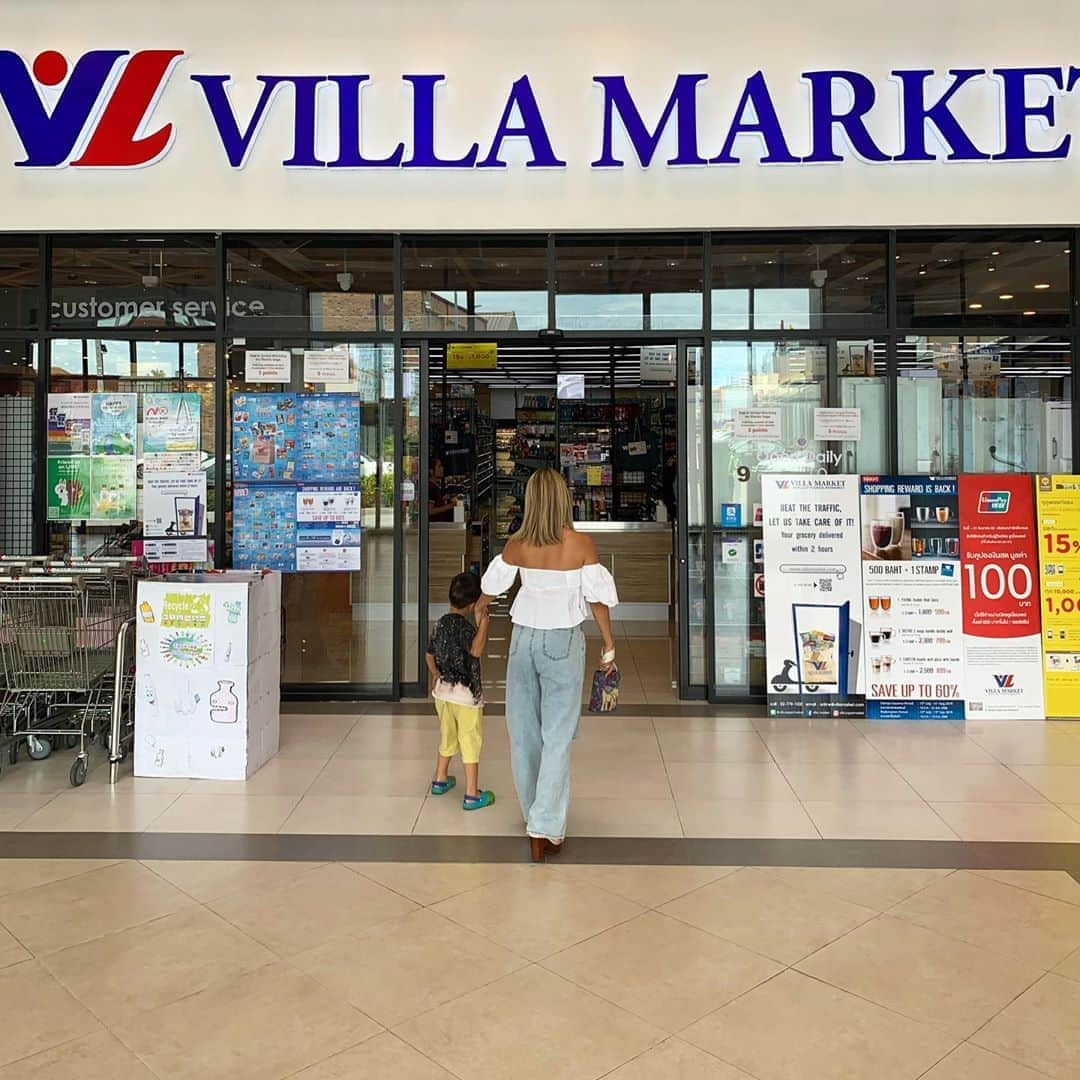 RIEHATAさんのインスタグラム写真 - (RIEHATAInstagram)「《VILLA MARKET》🇹🇭 ThaiのWhole foodsのようなオーガニック寄りの綺麗なスーパー🛒🧼 (だいたいタイのおすすめスポットは現地に住んでるお姉ちゃん夫婦が教えてくれます✨) 2枚目に買ったものシリーズ載せました〜🌞😬 ほぼ子供のものだけど🐤 このシャンプーのシリーズは匂いがとても良くて(自然だけどしっかり香る🥥)、肌が敏感な次男にも良かったです👌 あとは、虫除けスプレーとか、子供の泡風呂(オーガニックのものって珍しい)入浴剤とか！ made in タイの謎のトリートメントも、試しに使ってみる！w🌿🥥(とりあえず安い✨)」8月28日 16時51分 - riehata