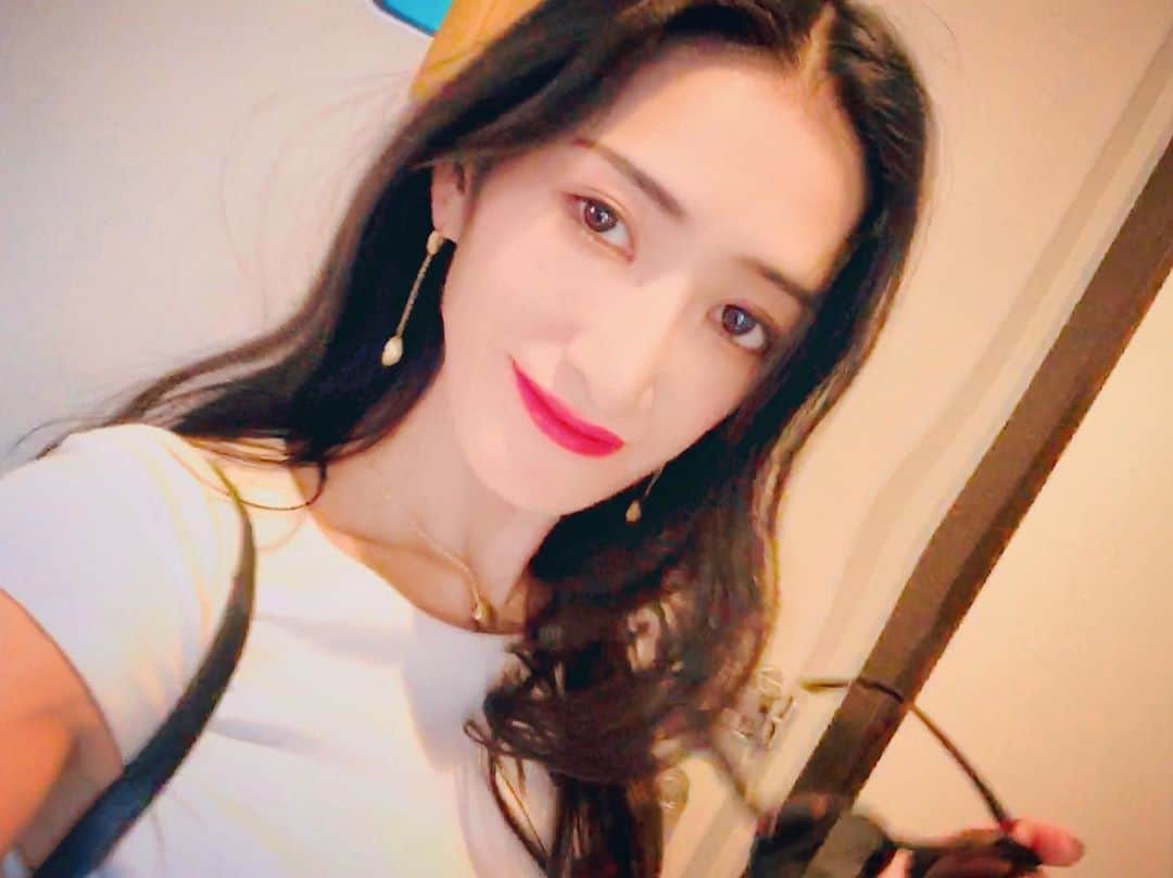のインスタグラム：「行ってきまーす！  だめだ、、、昨日社長と美味しいもの食べ過ぎたせいか、寝すぎて寝ぼけてる.?&胃が重い....(笑)  社長ご馳走さまです🥰  有意義な時間が過ごせてよかった、 実行あるのみ！将来を変えるも変えないも、自分次第ですね！  たくさん理解してくれる黒岩社長がまた好きになりました。→w  私も年齢を経て、大人の会話ができるようになったのかな、、、(笑)」