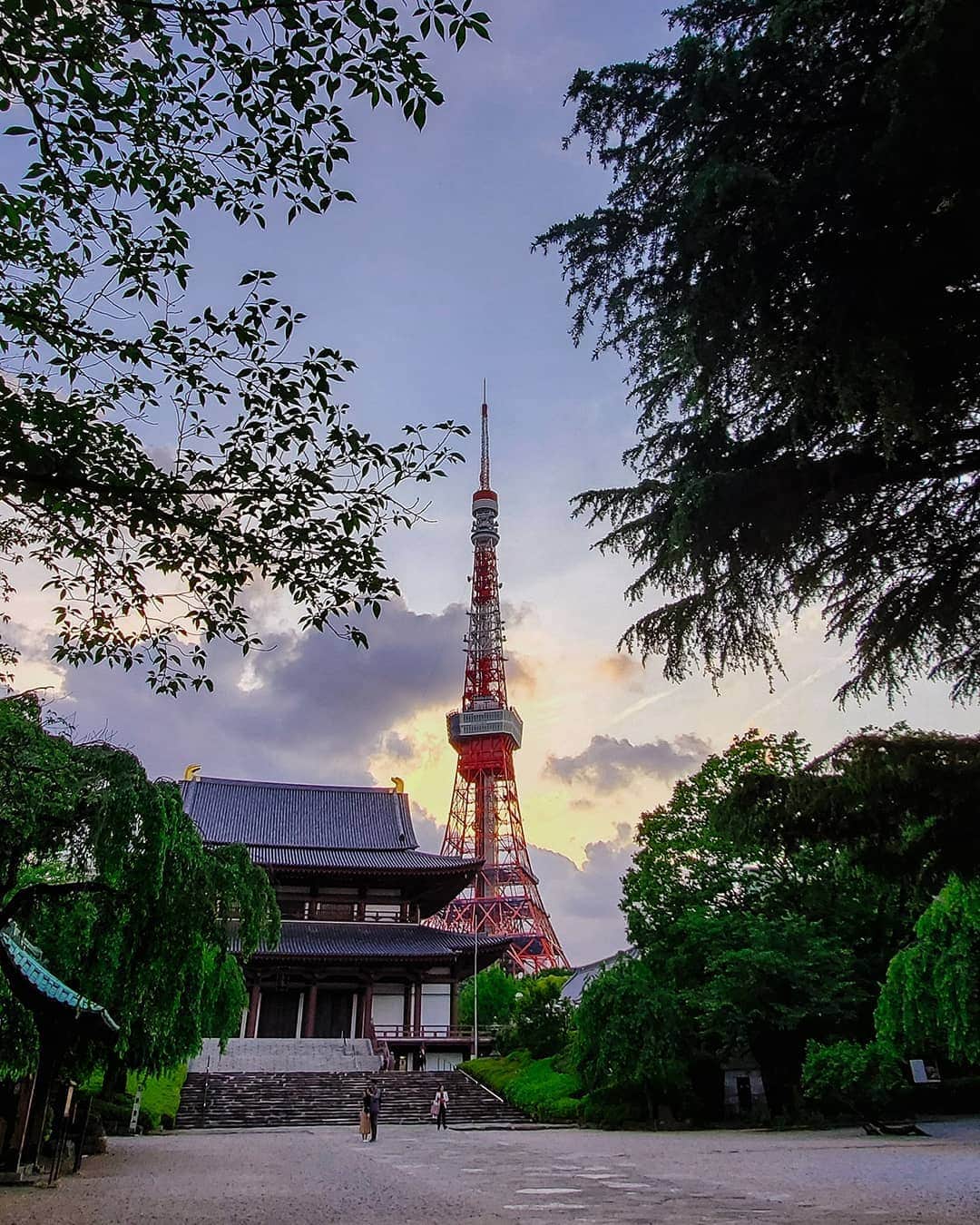 Galaxy Mobile Japanさんのインスタグラム写真 - (Galaxy Mobile JapanInstagram)「増上寺から見る東京タワーはいつもより神々しい！？😍パワースポットとしても有名な増上寺では、力をもらえるような素敵な写真も撮れちゃうんです♪お参りしたら空を見上げてみましょう😆 📸#GalaxyS10 #withGalaxy Photo by @_tuck4 ・ ・ ・ #東京 #増上寺 #東京タワー #東京タワー🗼 #グラデーションの空 #マジックアワー #空を見上げるのが好き #夏の空 #tokyo #zojoji #Galaxyカメラ部」8月28日 17時00分 - samsungjpn