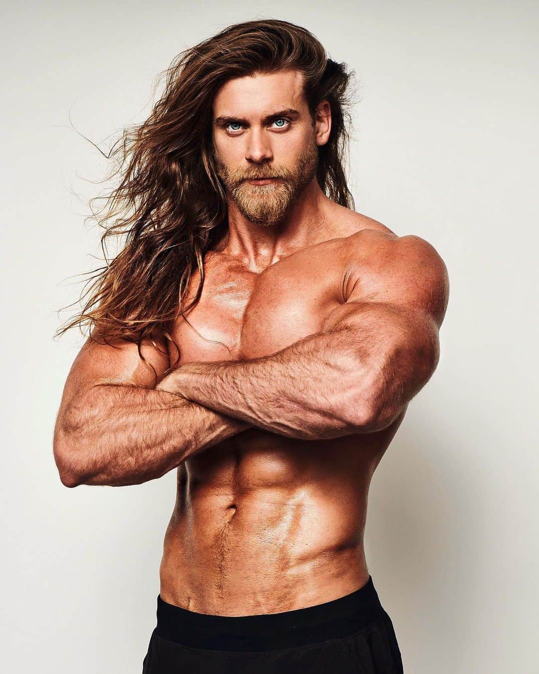モデル、ブロック・オハーンのインスタグラム：「Never Limit Yourself.  Growing up I was always told and shown that chasing a dream was impossible. That you should stick to getting a normal job and living a normal life. Now there is nothing wrong with that, but when I tried to get a normal job. Even then I wouldn’t get hired. If only you could see the list of places that turned me down.  One day, it clicked. That I can clearly fail at leading a “normal” life so I might as well chase my dreams.  It’s been difficult. Challenging. Even Terrifying at times. But it’s also been more rewarding and fulfilling than I can describe with words. This journey has introduced me to people and places I could have only dreamed of. Friendships I could only have imagined.  I’ve wanted to make movies and be on tv since I could walk. And I’ve done that. But I’m just getting started. It’s like anything in life, what you put in.. you get out.  Much like my body, coming from a skinny insecure kid. To building the man you see before you, brick by brick.  Anything is possible. All you have to do is imagine it. Believe in it and yourself, more than anyone else ever could.」