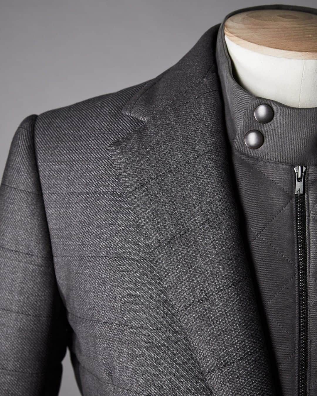 ギーブス&ホークスのインスタグラム：「Bespoke quilted alpine jacket with detachable gilet  This Alpine Jacket is designed as a tailored solution for après ski. Cut in a pure woollen cloth treated with a technical ‘storm system’ to ensure that it is fully waterproofed. The jacket is quilted for additional warmth, again, with a zipped detachable gilet to offer superior protection from the elements.  #bespoke #bespoketailoring #gievesandhawkes #skiwear #skiseason #alpinejacket #savilerow #gentlemanstyle #style #handmade #madeinengland」