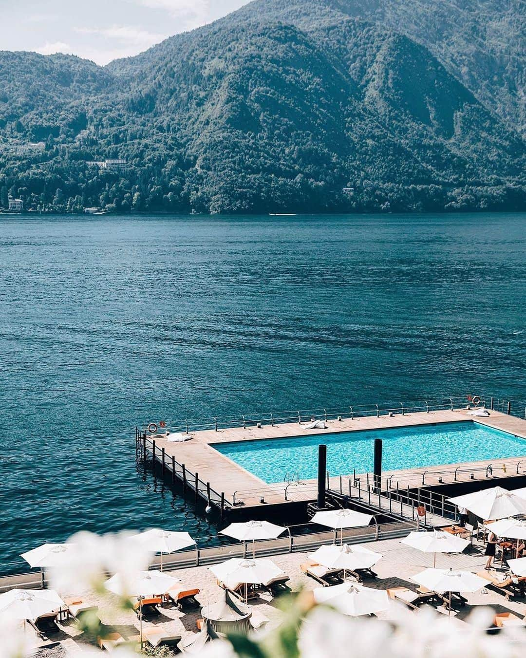 BEAUTIFUL HOTELSさんのインスタグラム写真 - (BEAUTIFUL HOTELSInstagram)「When it comes to amazing pool views you really can't beat this unique combination of lake and mountains 🏔️ 🏊‍♀️ @inbedwith.me ranks this as one of the best hotel pools and says that the poolside service is stellar (order the pizza🍕). "The sandy beach club ☀️ will have you spending most of your day here and we’re ok with that." (📸: @inbedwith.me 📍: Grand Hotel Tremezzo, Lake Como, Italy @ghtlakecomo )」8月29日 2時32分 - beautifulhotels