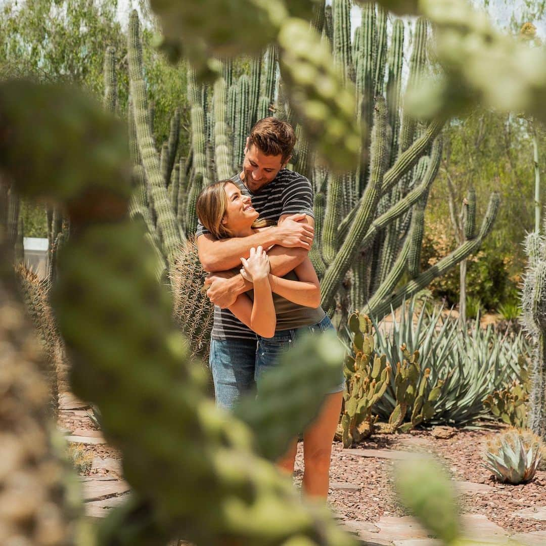 ジョーダン・ロジャースさんのインスタグラム写真 - (ジョーダン・ロジャースInstagram)「Falling in love with each other on national television is as non-traditional as it gets (along with a long engagement and launching a new tv show together in the process). We haven’t nailed down our wedding date just yet, but I do know that @venmo will be part of that journey to make things easier... #VenmoPartner bc let’s be honest, we need to keep @joelle_fletcher zen through all this decision making that’s about to happen. 😂 To simplify registry picks, we also love the idea of using @venmo for cash gifts that we can put towards an organization we love instead. Y’all got any other tips!?」8月29日 2時34分 - jrodgers11