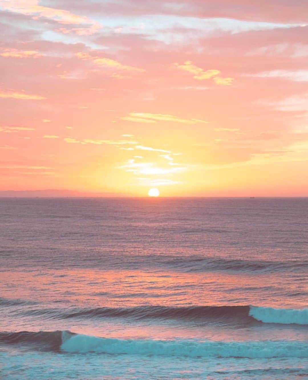 ブルーライフのインスタグラム：「tag your favorite person to catch the sunset with 💖☀️🍥」