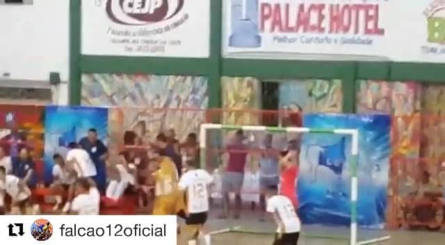 アレッサンドロ・ローザ・ヴィエイラのインスタグラム：「VÍDEO - Quem lembra do “Seu Gaga”? - No jogo exibição  em Bragança - Para , no fim da partida entrou um "personagem" hilário e muito querido da cidade , o famoso "Gaga" ... foram muitas tentativas para q o "Mito" fizesse um gol, e esse lance foi mais uma das tentativas ... - Ele era do meu time ... nesse lance eu dei o passe e ao ver perder o gol algumas vezes , dei um carrinho e evitei oq seria o lance do jogo 😂💦😂💦 !! Marque seus amigos que perdem gols assim !」