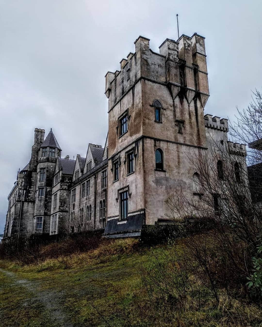 Abandoned Placesさんのインスタグラム写真 - (Abandoned PlacesInstagram)「Decaying castle in Ireland by @abandoned_westcork」8月29日 2時39分 - itsabandoned