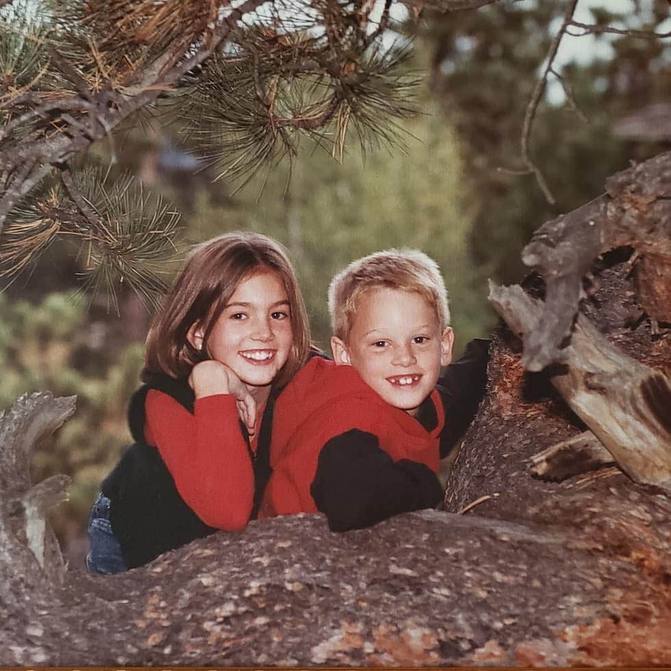 ペイジー・クラッセンのインスタグラム：「Swipe for before and after!  This photo of @samclaassen and looking supes adorable in opposite outfits has hung over my parents mantle for 20 years. So obviously @arjandekock and I decided to prank them (although full credit for the vision of this prank goes to @nmilfeld and @tarakerzhner) while they were on vacation. I was slightly disappointed that @arclaassen noticed within seconds of entering the house, I was really hoping for at least a few hours.  Is it weird that my husband and I re-enacted a photo of my brother and I? Yes. Oh well, get over it.」
