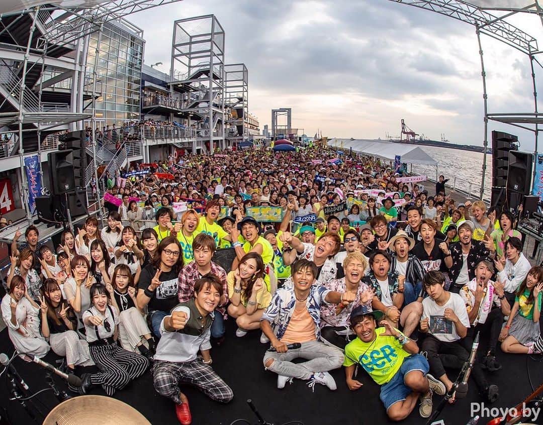 愛内里菜のインスタグラム：「２５日 コレコネロック2019 フェスに﻿ 参加させていただきました☺ みなさまありがとうございました‼️‼️﻿ ﻿ ステージから見える海、夕陽、風、﻿ 大きな船が横を通りすぎ﻿ 夏を満喫できる素敵なステージでした‼️﻿ ﻿ 垣内倶楽部 バンマス＆ピアニストの﻿ ハマーが参加できなくて﻿ 寂しかったですが、﻿ ﻿ Rの再始動を、今回も様々な方に見ていただけて﻿ よかったです😆🙏﻿ ﻿ そしてタカクーとの📸﻿ ヘアのウェーブ感が今日も被っている﻿ 二人🤣🤣﻿ 頭だけみたら二人とも女子👩‍❤️‍👩﻿ ロマンチックなロケーションだね🤣﻿ ﻿ ﻿ #愛内里菜 改め#R として #歌手 再始動 #垣内りか #垣内倶楽部 #バンド #バンド名  #ライブ大好き  #ライブバンド  #ライブ﻿﻿ #一体化 #絆 #盛り上がりたい #会いたい﻿﻿ #感謝 #リスタート  #天保山 #天保山マーケットプレイス  #フェス #夏フェス #夕陽 #海」