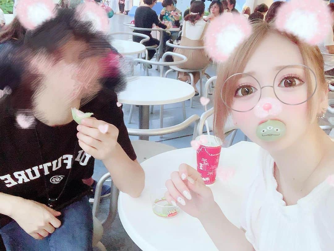 のインスタグラム：「よる一緒に寝れることと﻿ 土日にお出かけすることが﻿ 幸せで楽しみだから生きてる🥺💓﻿ ﻿ 何してても一緒だと﻿ 楽しくて幸せってすごい🥺﻿ ﻿ 結構前に行ったディズニー😈﻿ ﻿ ⚠︎男の人からのコメント.dmいらないです。送ってきた人ブロックします。」