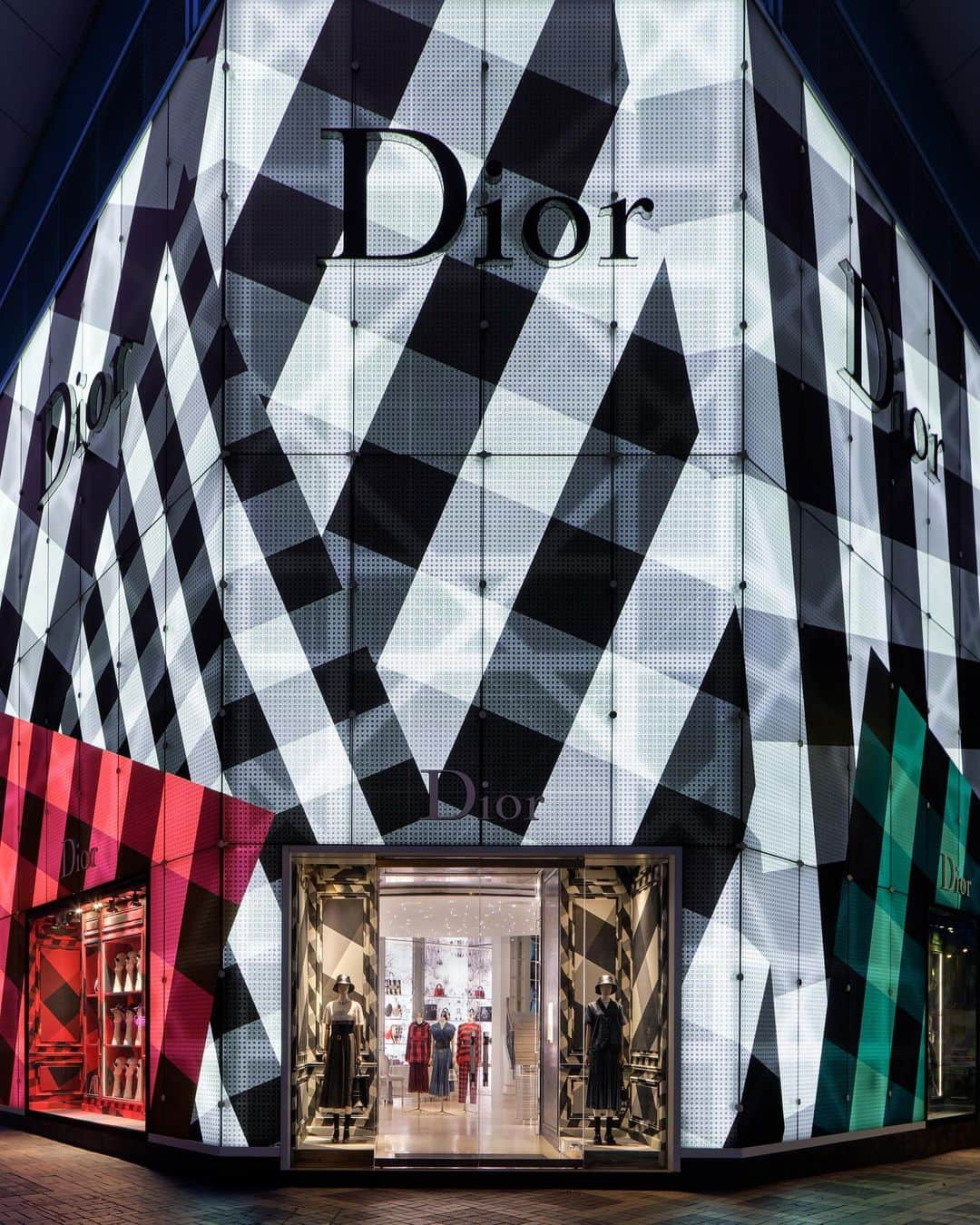 クリスチャンディオールさんのインスタグラム写真 - (クリスチャンディオールInstagram)「Swipe to see Dior's Peking Road boutique in Hong Kong wrapped - from facade to windows – in three tartans from the #DiorAW19 collection by #MariaGraziaChiuri!」8月29日 3時00分 - dior