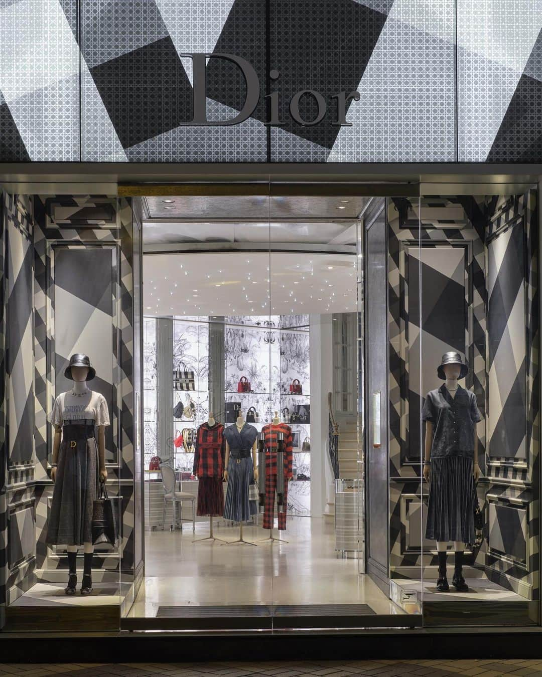 クリスチャンディオールさんのインスタグラム写真 - (クリスチャンディオールInstagram)「Swipe to see Dior's Peking Road boutique in Hong Kong wrapped - from facade to windows – in three tartans from the #DiorAW19 collection by #MariaGraziaChiuri!」8月29日 3時00分 - dior