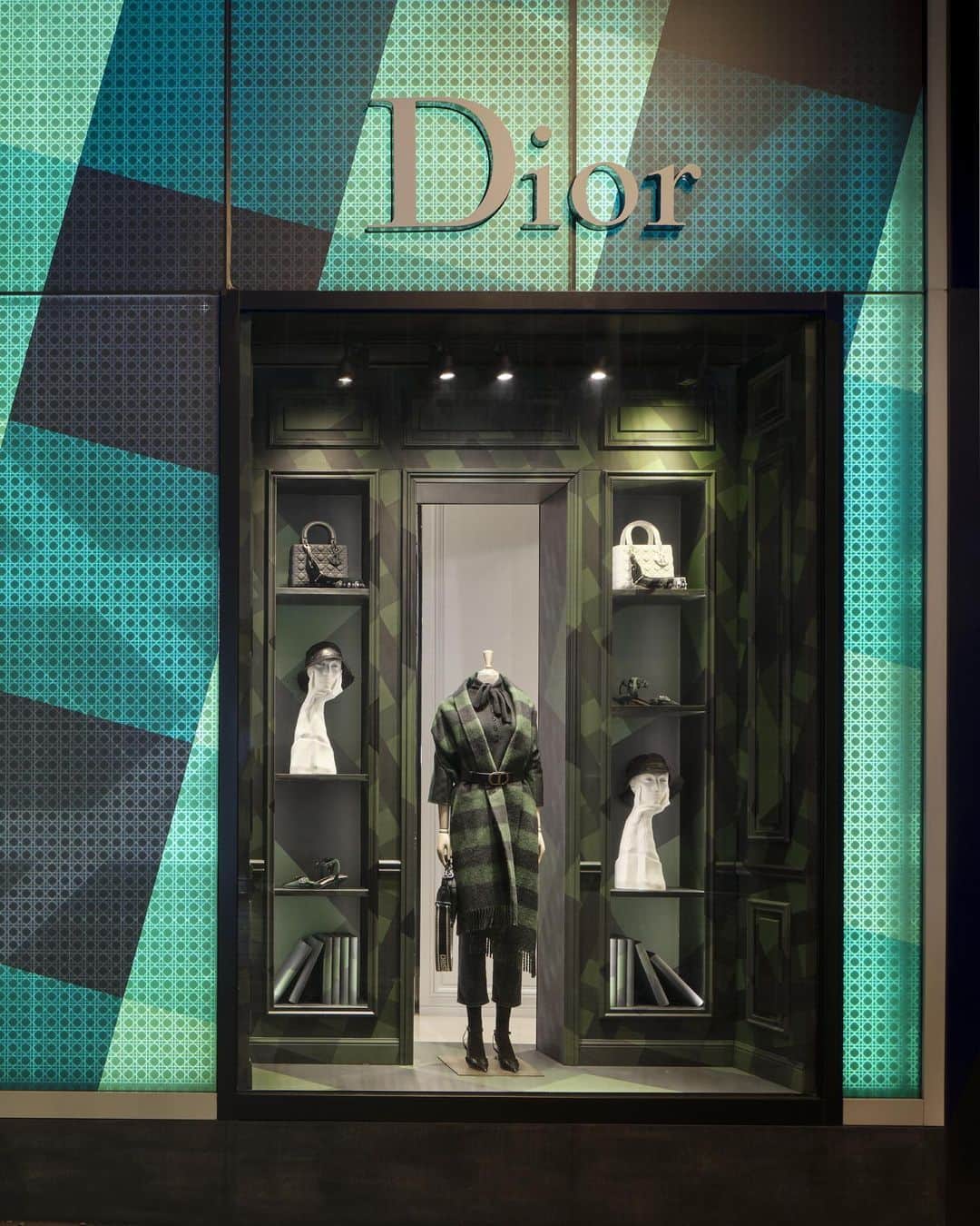 クリスチャンディオールさんのインスタグラム写真 - (クリスチャンディオールInstagram)「Swipe to see Dior's Peking Road boutique in Hong Kong wrapped - from facade to windows – in three tartans from the #DiorAW19 collection by #MariaGraziaChiuri!」8月29日 3時00分 - dior