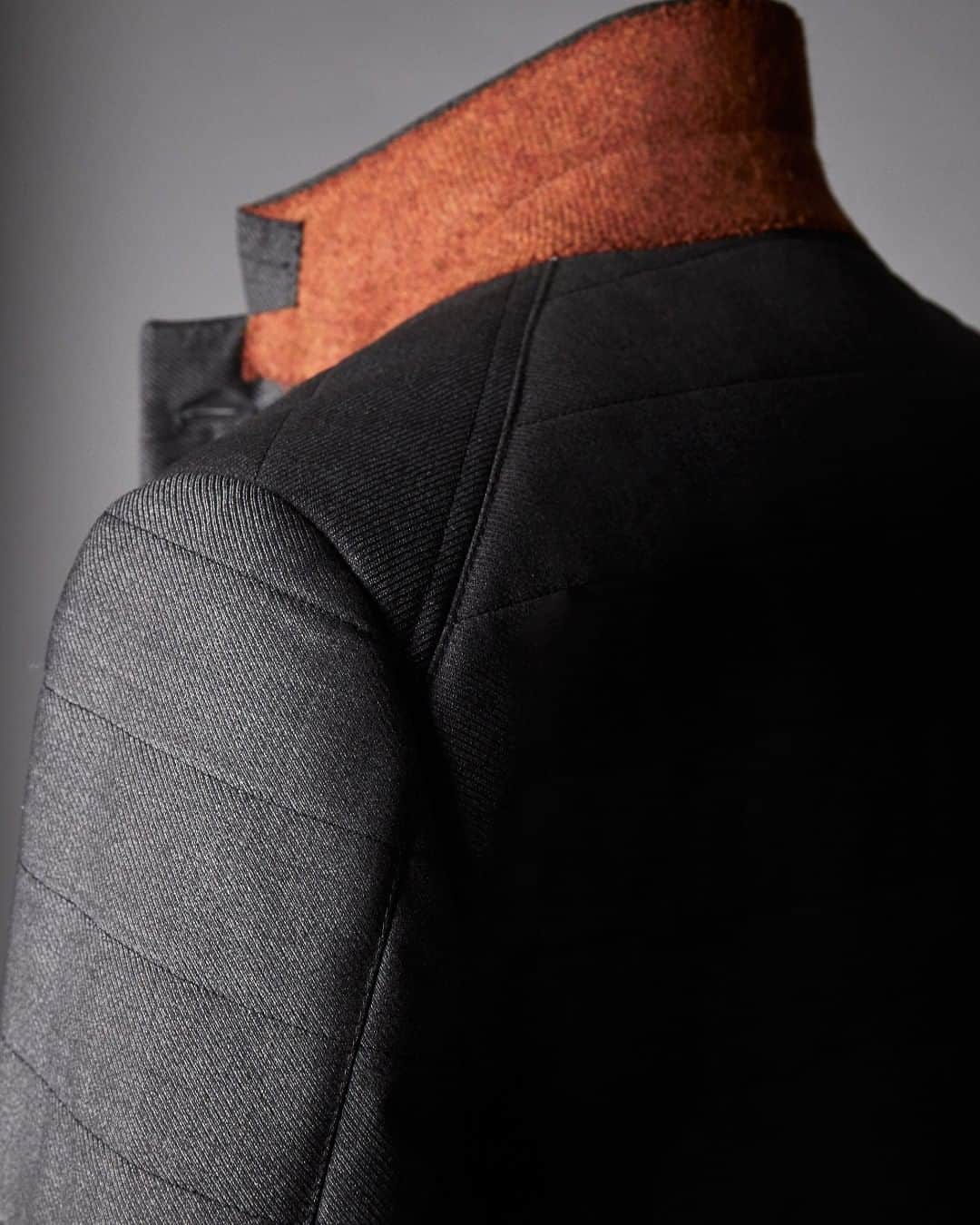 ギーブス&ホークスのインスタグラム：「Bespoke quilted alpine jacket with detachable gilet  The details Pure wool cloth, treated to be both water-resistant and breathable. Quilted body for extra warmth. Trimmed in tweed under the collar and cuffs. Practical slanted welt pockets at the hips. Fastens at the neck for additional insulation  #bespoke #bespoketailoring #gievesandhawkes #skiwear #skiseason #alpinejacket #savilerow #gentlemanstyle #style #handmade #madeinengland」