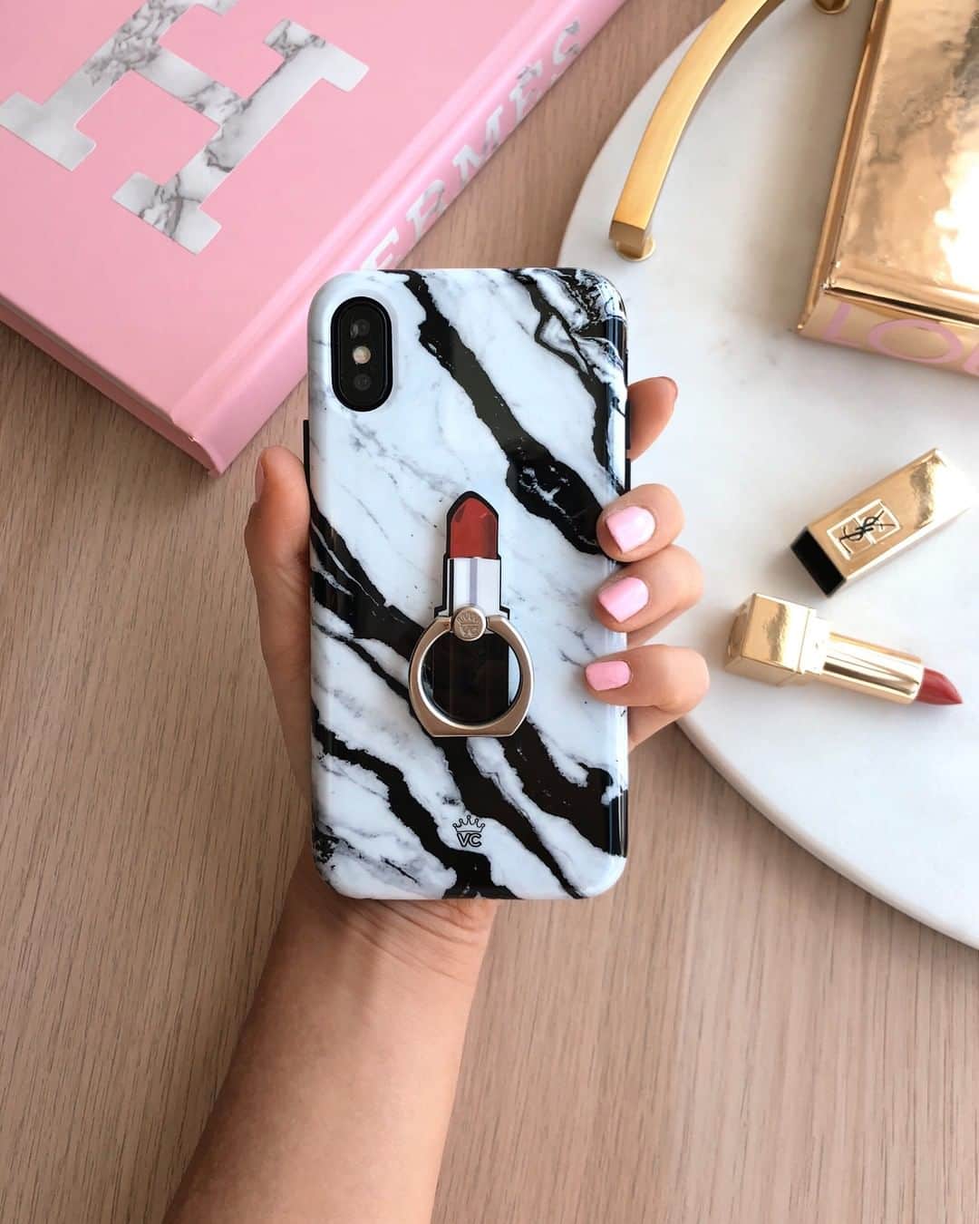 VELVETCAVIARさんのインスタグラム写真 - (VELVETCAVIARInstagram)「Today's lipstick color: RED 💄💋 ⠀⠀⠀⠀⠀⠀⠀⠀⠀ what's yours? Shop our Panda Marble Case and our Lipstick Grip Ring 👉 @velvetcaviar. #velvetcaviar #lipstick #marble」8月29日 3時02分 - velvetcaviar