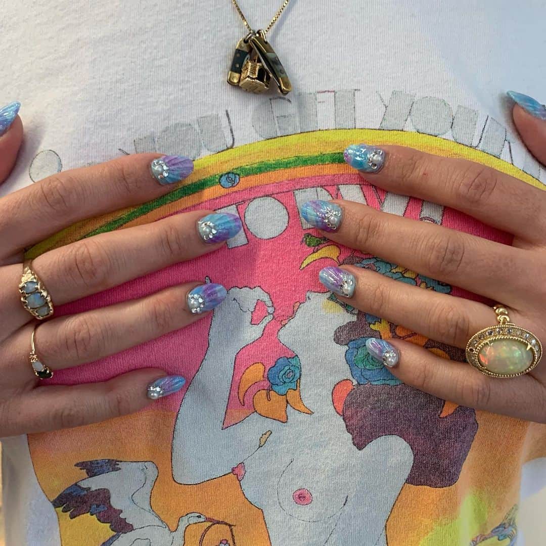 オランピアルタンさんのインスタグラム写真 - (オランピアルタンInstagram)「Looove @audechomette’s new seashell nails! 🧜🏻‍♀️🐚💕💅🏼 @nailsbymei 💖💖💖 #nailsbymei #seashellnails (also love this old OLT tee)」8月29日 3時12分 - olympialetan