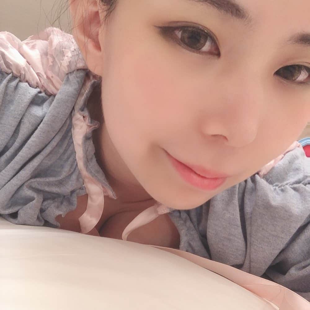 吉根ゆりあさんのインスタグラム写真 - (吉根ゆりあInstagram)「人気のない早朝のプールで、こんな遊びもしていました。おやすみなさい( ˇωˇ ) #吉根ゆりあ #av女優 #ホーチミン旅行」8月29日 3時12分 - julia_yoshine