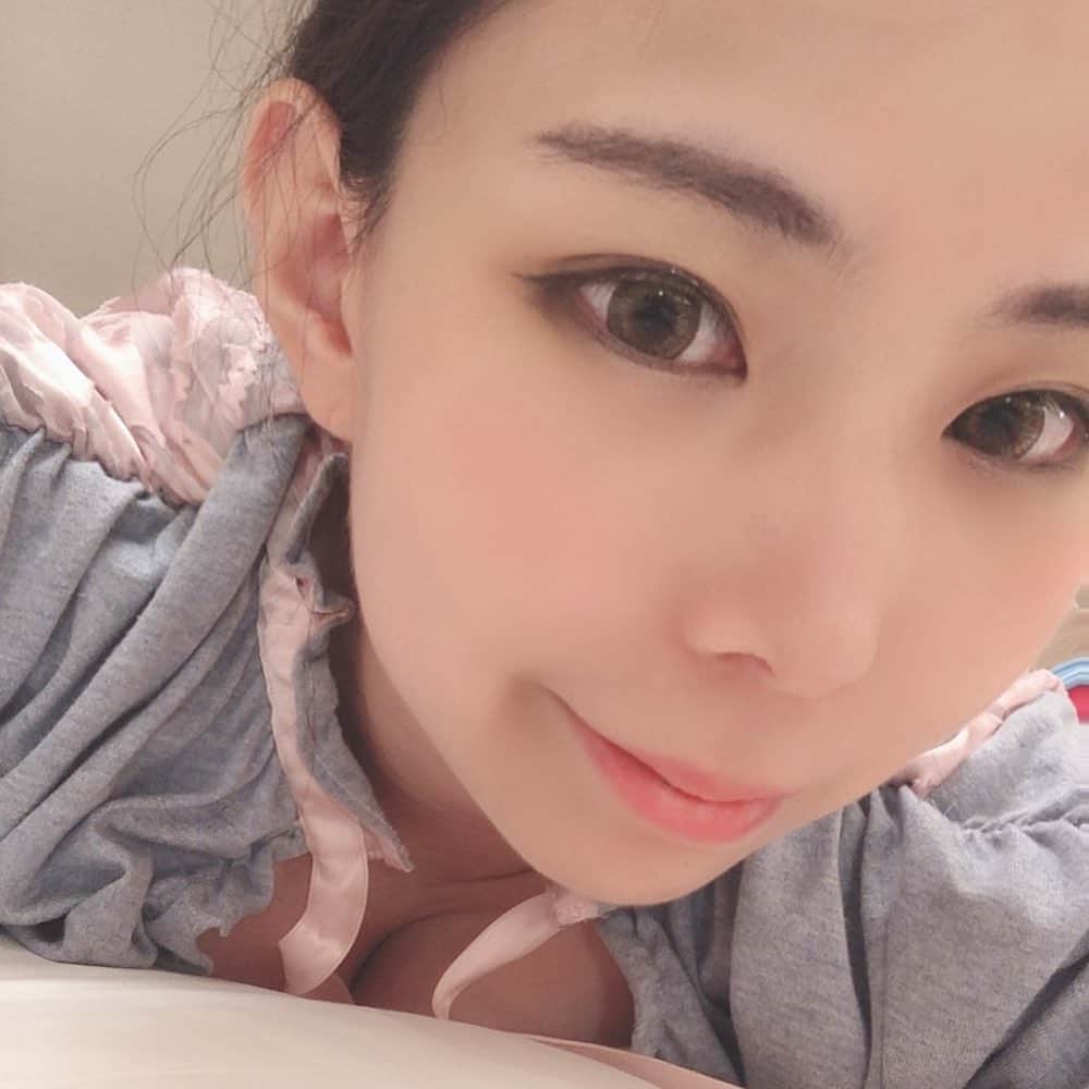 吉根ゆりあさんのインスタグラム写真 - (吉根ゆりあInstagram)「人気のない早朝のプールで、こんな遊びもしていました。おやすみなさい( ˇωˇ ) #吉根ゆりあ #av女優 #ホーチミン旅行」8月29日 3時12分 - julia_yoshine