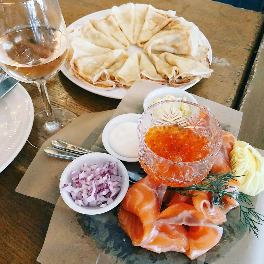 のインスタグラム：「(cont) ... Just in case if you don’t know how lovely that place is. . . @marivannany #marivanna #marivannanyc #blinis #salmon #salmonroe #マリヴァンナ」