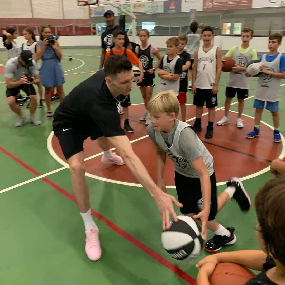 Brooklyn Netsさんのインスタグラム写真 - (Brooklyn NetsInstagram)「@rodionskurucs making memories at today’s Brooklyn Nets Basketball Academy Camp! 😁」8月29日 3時30分 - brooklynnets