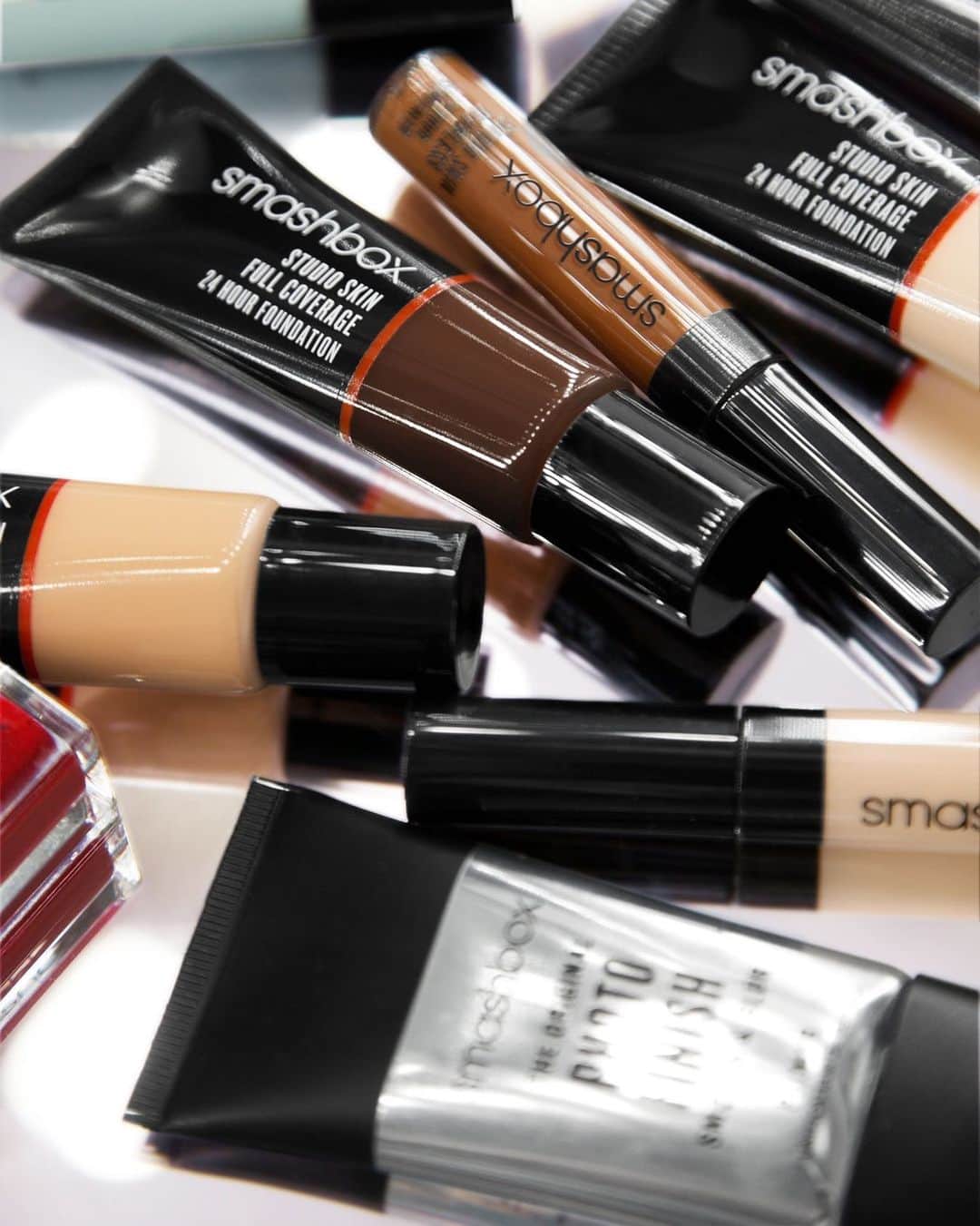 Smashboxのインスタグラム：「Them: You always look like you have everything together and your makeup's perfect.  Your vanity: 👆🏻👆🏼👆🏽👆🏾👆🏿」