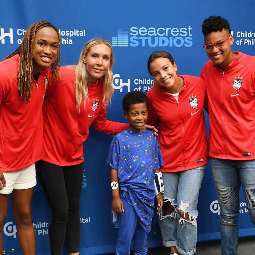 ライアン・シークレストさんのインスタグラム写真 - (ライアン・シークレストInstagram)「Huge thank you to the @USWNT for spending time with the kids at @ChildrensPhila! So inspired by their hustle on and off the world stage. This team is gold inside and out :) #SeacrestStudios」8月29日 3時38分 - ryanseacrest