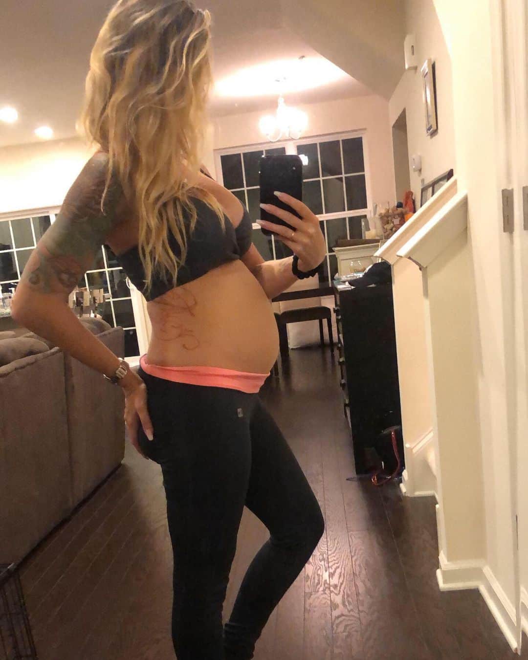 ティーガン・プレスリーのインスタグラム：「‪Everyone gives me crazy looks like I’m suppose to be hiding myself just because I’m pregnant. Wearing baggy clothes that drown me. (Now if you are preggo like me, and that’s what you are most comfortable in...go for it mamas. You wear whatever the hell you want. You deserve it. You’re enduring so much already just having gotten as far as you have. And it’s exhausting 😘) It’s just not my personal style. I like to show off that I’m pregnant. Not any different than before I was pregnant 🤣  They get so uncomfortable and offended to the point where they give me dirty looks, make comments behind my back and loud enough for me to hear talking about my outfits. And I don’t even notice most of the time. I think my husband ( @43_oak ) notices the looks that surface around me more than I do.  To be honest if I was back to my skinny self they’d be doing the same thing 💁🏼‍♀️ • • • • • #teaganpresley #wifey #preggo #babymama #preggostyle #pregnant #pregnantbelly #preggolife  #pregnancyfashion」