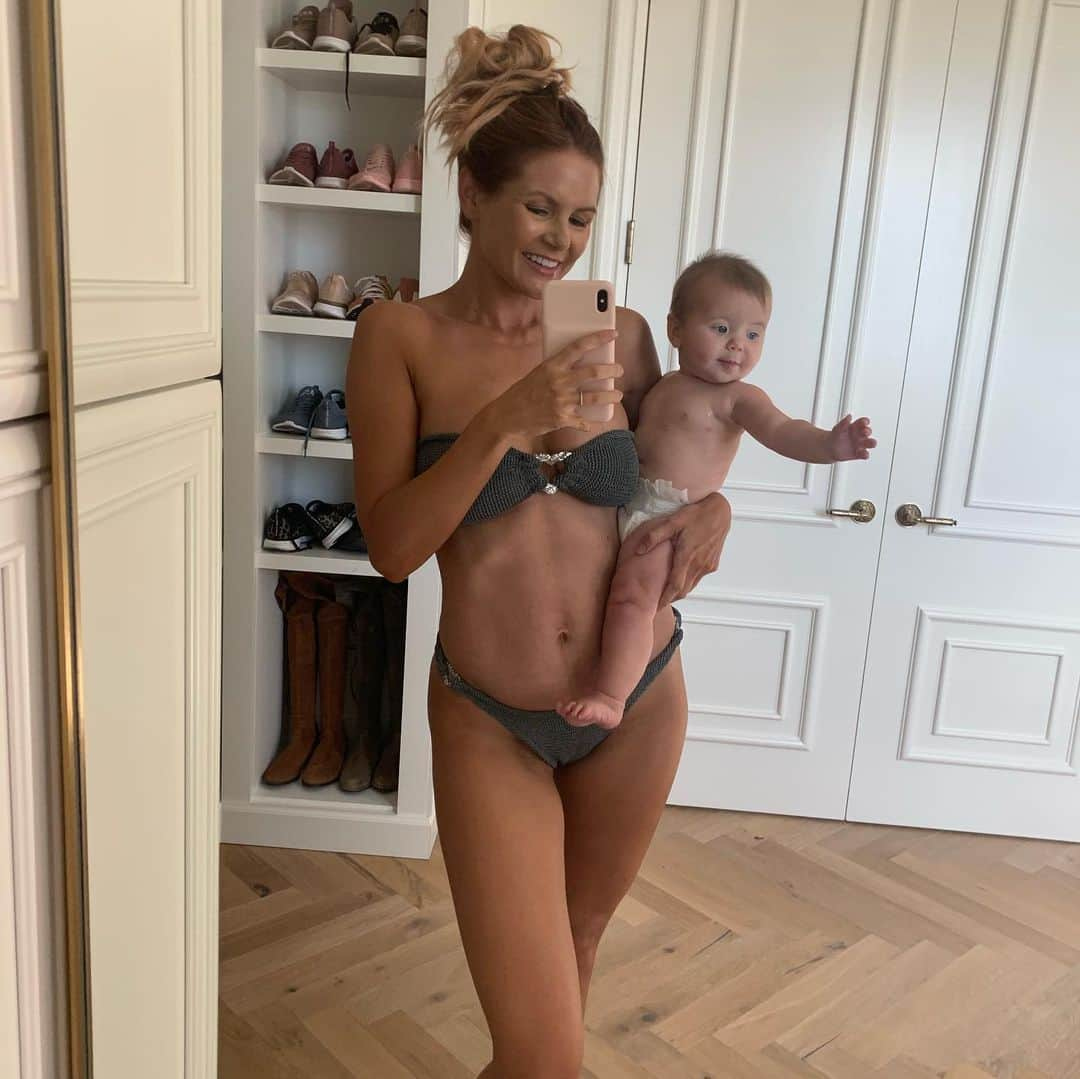 Amber Fillerup Clarkさんのインスタグラム写真 - (Amber Fillerup ClarkInstagram)「9 months pregnant // 6 months postpartum 🤰🏼and swipe to see 1 day PP and 1 week PP! I know it is so cliche to say but geez how crazy are our bodies?! It’s amazing. I wanted to post these progress pictures because where I saw the most changes was when I started doing keto with my hubby. He has done the keto diet on and off for 9ish years.. ever since I met him he has done it. He feels really good when he does it so he has just continued to do it. I am the type of person that if I’m going to have a cookie I’m gonna have a few 😂 and during my pregnancy I ate pretty much what I felt like while trying to make healthy choices.. but I have a maaaajor sweet tooth. I gained 50lb with each of my pregnancies. So that has been the biggest change for me with keto is 1. Feeling so good being off carbs and sugar and 2. Seeing the most results to lose the baby weight I put on - just to feel strong and healthy. I’m super proud of my husband @davidavidavid because he has been working really hard on putting together a keto meal plan with all of our favorite recipes. He will be launching it a week from today so go follow him to see sneak peeks of the meals, insta stories of how he makes some of them, and just more things keto 💪🏻 I know it’s not for everyone but it works for us. *to answer the most common question I get - yes I’m still nursing! She drinks only breast milk - I nurse 90% of the time and the other 10% she gets breast milk from a bottle from David while I’m at work.」8月29日 3時44分 - amberfillerup