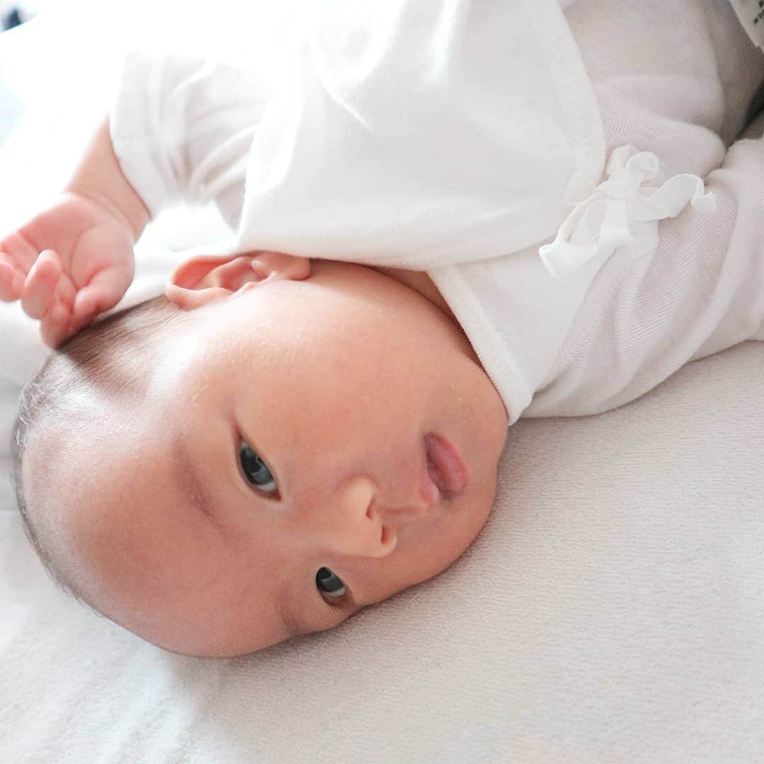のインスタグラム：「最近日中はおめめが開くようになってきました👀✨徐々に見えるようになってきたのかな？30秒以上ママと見つめあったりして遊んでます(笑)  それにしても引きこもりすぎて投稿するものがべびのことしかない👶w早くお外出たいよ～  そして中々帝王切開レポが進まず…泣✒ 早く料理とかも作れるようになりたいな～  #生後40日 #1m9d #生後１ヶ月 #ヘビフル #ママリ #男の子ママ #令和ベビー #ベビスタグラム #babyboy #赤ちゃんのいる生活」