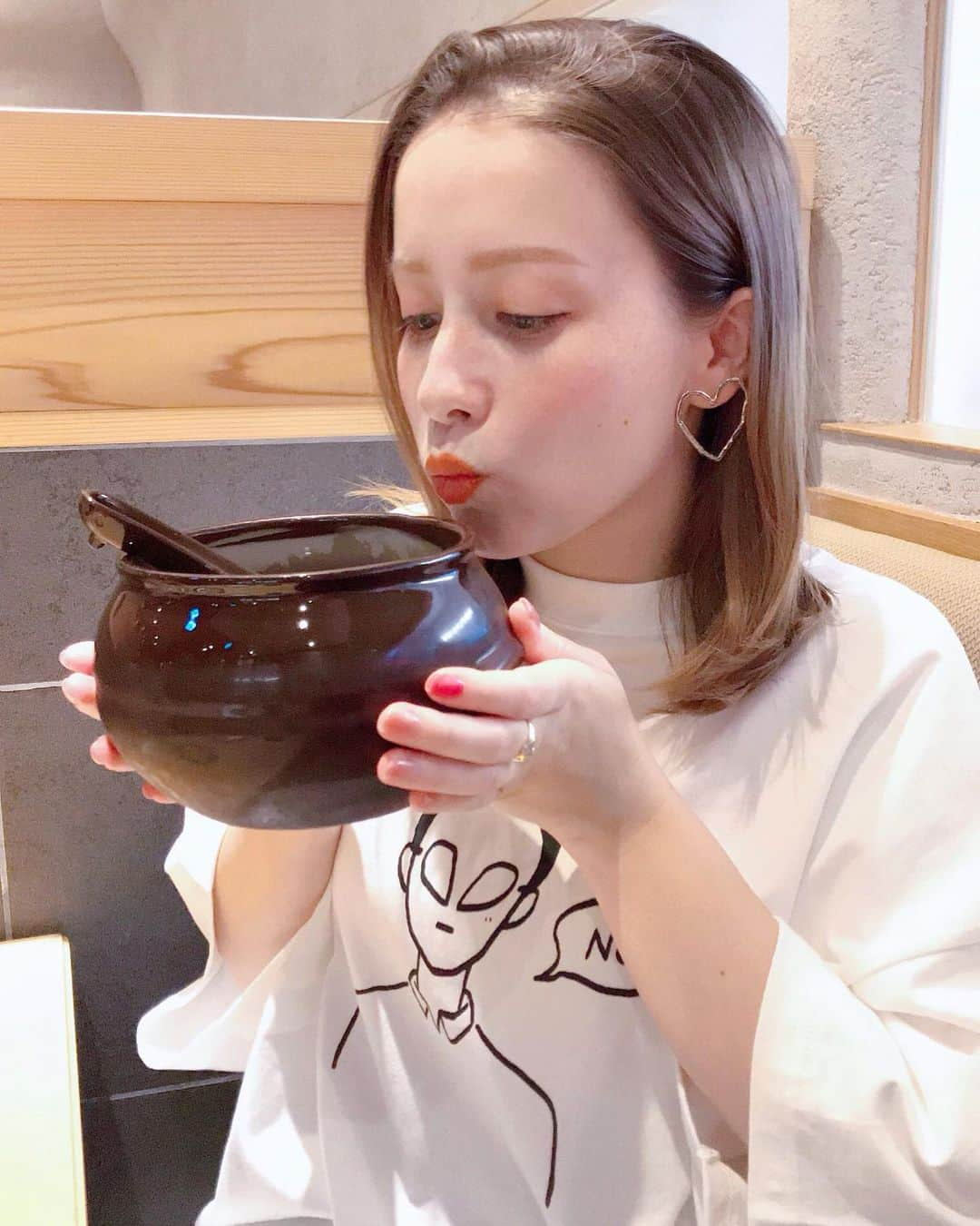 ドーキンズ英里奈さんのインスタグラム写真 - (ドーキンズ英里奈Instagram)「マッコリー🍶😏 ⠀ 梅酒とマッコリはけっこう飲みます。 あとはスパークリングワインとかかなぁ ⠀ カメは、ひとりで飲んでないよ！笑 ⠀ ⠀ ⠀ #マッコリ #生マッコリ #막걸리 #韓国グルメ #韓国料理  #渋谷ヒカリエ #渋谷ヒカリエランチ」8月28日 18時47分 - erinadawkins