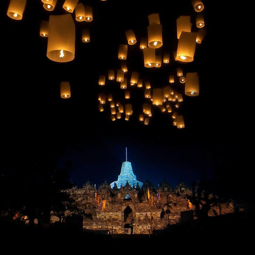 ユキ・カトウさんのインスタグラム写真 - (ユキ・カトウInstagram)「Pemandangan yang cantik ya? Ratusan lampion ini diterbangkan di area Candi Borobudur saat perayaan Waisak. Suasananya syahdu dan pemandangannya indah luar biasa.  Salah satu destinasi favorit wisatawan domestik maupun mancanegara ini terletak di Magelang, Jawa Tengah. Kemegahan bangunan berpadu dengan detail arsitektur unik serta beragam kisah tentang proses berdirinya menjadikan Candi Borobudur sebagai warisan budaya Indonesia  dan juga diakui sebagai warisan budaya dunia oleh UNESCO. Tak hanya itu, Presiden Joko Widodo juga mencanangkan Candi Borobudur masuk ke dalam program Percepatan Pembangunan Destinasi Pariwisata Super Prioritas.  Mau tahu lebih banyak soal destinasi wisata Indonesia? Cek infonya di @pesonaid_travel ya.  #PesonaWisataJawaTengah #PesonaIndonesia #WonderfulIndonesia #Magelang #candiborobudur」8月28日 18時49分 - yukikt