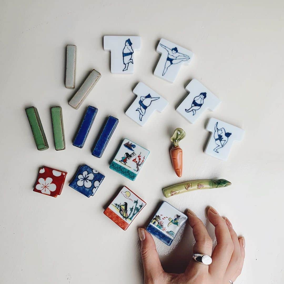 猪鼻ちひろのインスタグラム：「my HASHIOKI collection♡ お友達が家に来てくれるなぁってたのしみで 食器を見に行ったら箸置きが可愛すぎてGET。  お野菜のも可愛いんだけど、 昔話の九谷焼のシリーズの繊細な絵がほんと好き🤤 新宿NEWoManの一階にあったよ🍡 #シルバーリング は @from_chiro  #箸置き #5個も買っちゃった #九谷焼  #ちひろのおうち #可愛すぎて迷う迷う迷う」