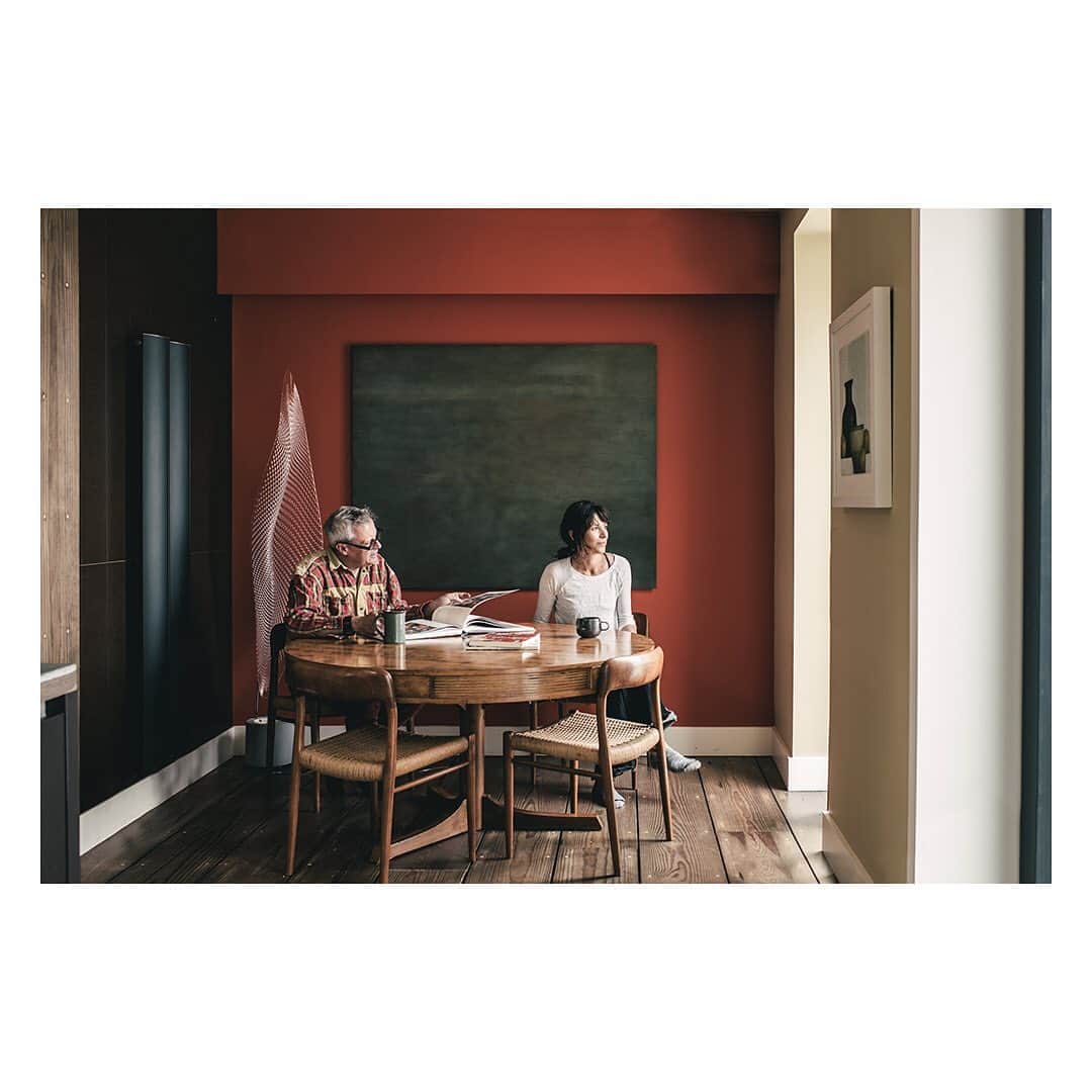 The Modern Houseさんのインスタグラム写真 - (The Modern HouseInstagram)「Novelist Rachel Cusk and artist Siemon Scamell-Katz invite us into their self-designed house on the Norfolk coast. Link in our bio for the full feature.」8月28日 18時51分 - themodernhouse