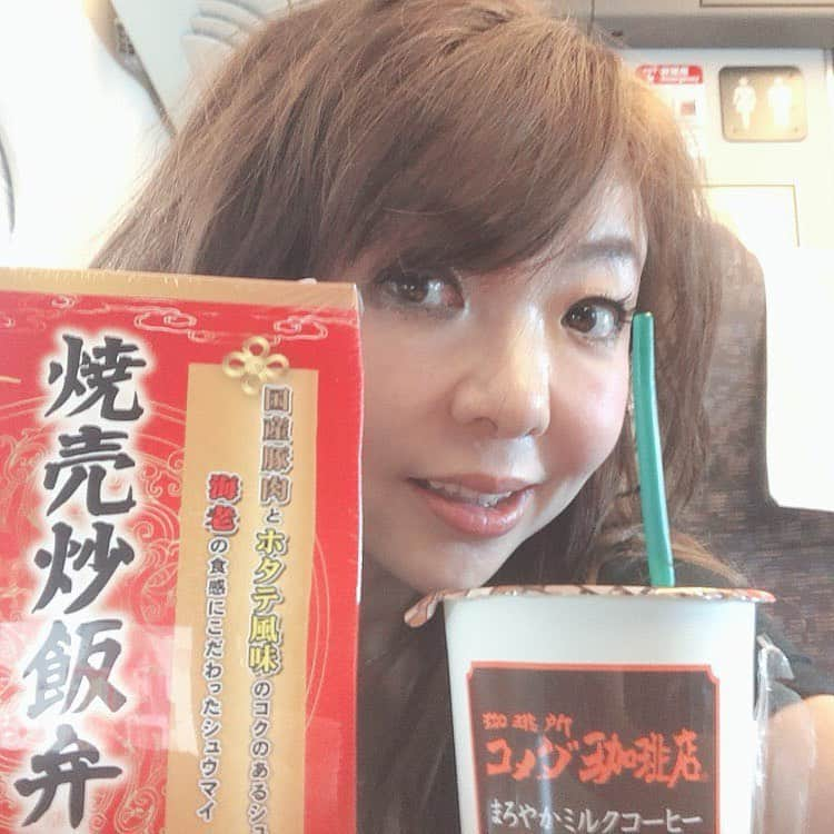 モモコさんのインスタグラム写真 - (モモコInstagram)「新幹線のいつもの楽しみは駅弁！この焼売炒飯弁、大好物！アイスオーレも買って、幸せ💕と思ってたら、差し入れが！最高のおやつの組み合わせ！だから、太るからやめて〜好きやから食べてまうやん！ メイクさんの忖度…… いや、自分も食べたいからでした！  #ハイヒールモモコ #👠 #👠🍑 #CHANEL #シャネラー #グルメ #お弁当  #焼売炒飯弁當  #忖度」8月28日 18時52分 - highheel_momoko