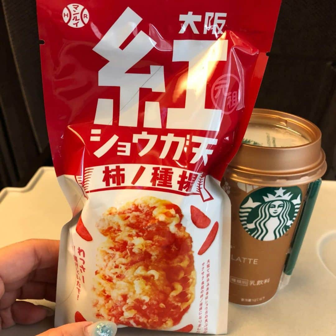 モモコさんのインスタグラム写真 - (モモコInstagram)「新幹線のいつもの楽しみは駅弁！この焼売炒飯弁、大好物！アイスオーレも買って、幸せ💕と思ってたら、差し入れが！最高のおやつの組み合わせ！だから、太るからやめて〜好きやから食べてまうやん！ メイクさんの忖度…… いや、自分も食べたいからでした！  #ハイヒールモモコ #👠 #👠🍑 #CHANEL #シャネラー #グルメ #お弁当  #焼売炒飯弁當  #忖度」8月28日 18時52分 - highheel_momoko