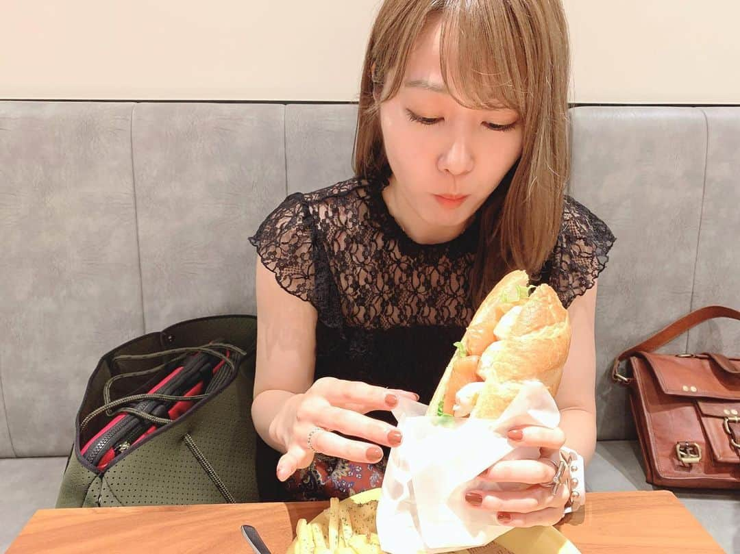 門脇佳奈子さんのインスタグラム写真 - (門脇佳奈子Instagram)「⭐️ エビとスモークサーモンっていう最高のタッグを組んでる食べ物がありました🥺❤️ * * * #小指立ってるのはず」8月28日 19時03分 - kanakoofficial