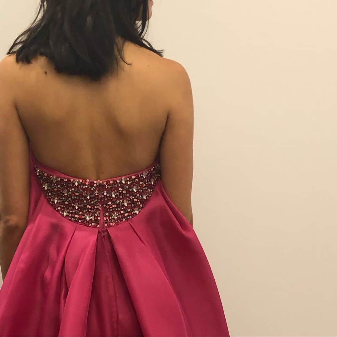 NOVARESE Dress Officialさんのインスタグラム写真 - (NOVARESE Dress OfficialInstagram)「背中をスパンコールやクリスタルで飾ったケープ・ドレスは、 @carolinaherrera のFall 2019 から 華やかなピンク(フラミンゴ、という色名がついています)は、フォトジェニックな一着です 今秋入荷予定です  #キャロリーナへレラ #ノバレーゼドレス #ノバレーゼ #ウエディング #ウェディング #ウエディングドレス #ウェディングドレス #結婚式 #プレ花嫁 #花嫁 #carolinaherrera #readytowear #fall2019 #dress #novaresewedding #novaresedress #novarese」8月28日 19時03分 - novaresewedding