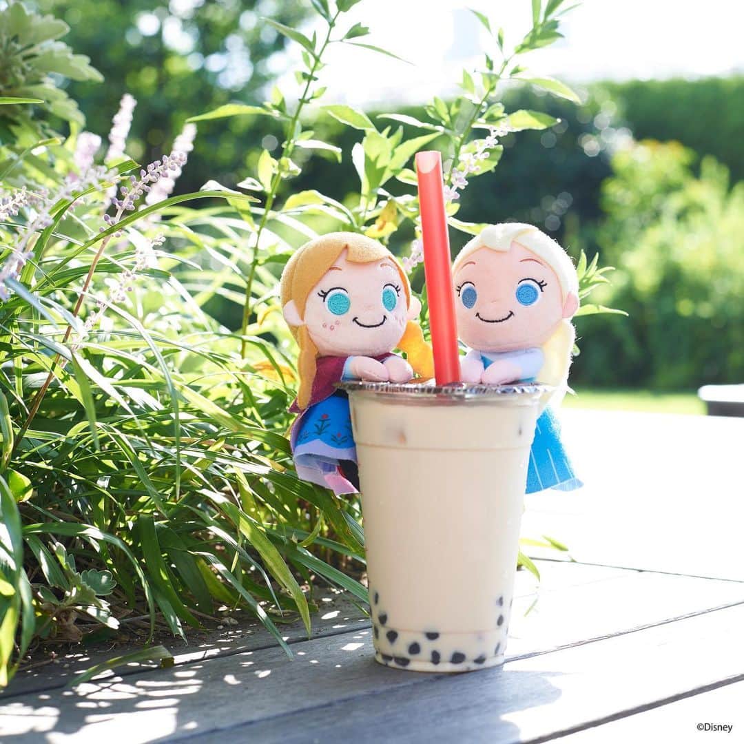 ちょっこりさん【公式】のインスタグラム：「#20190828 * 流行りのスイーツにふたりとも 興味しんしん？ * #ちょっこりさん #ディズニー#ディズニーグッズ #ぬい撮り#ぬいぐるみ #chokkorisan#disney #takaratomyarts #ぬいぐるみと撮り隊 #disney写真部 #ディズニーグッズ #ちょっこりさん好きな人とつながりたい」